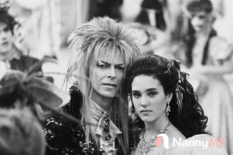 підліток бебісітер доглядає за дитиною вдома